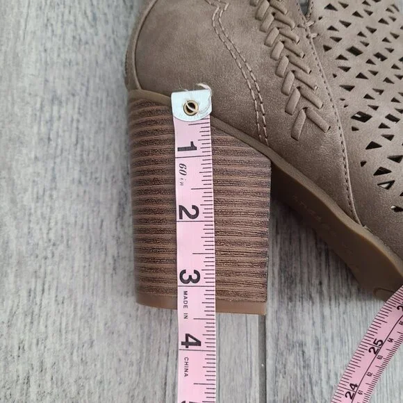Indigo Rd. ankle booties perforated taupe women's size 9.5 - Picture 12 of 12